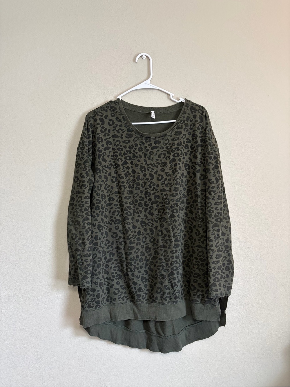 Z SUPPLY Leopard Weekender Rosin size medium cozy comfy long sleeve sweatshirt‎